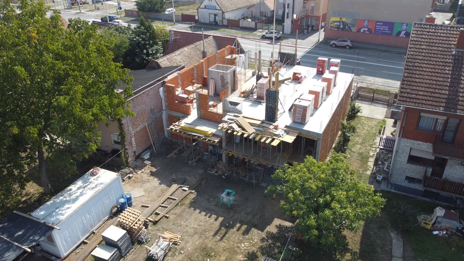 Zidanje 1. kata i betoniranje okna za dizalo